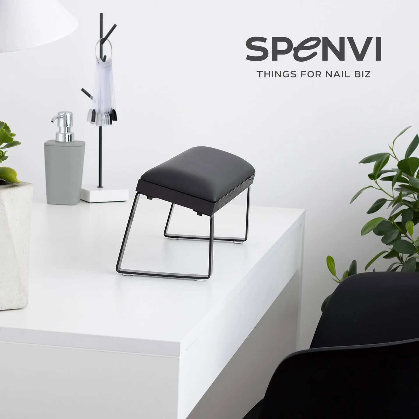 Підлокітник для манікюру Loft на скошених чорних металевих ніжках Total Black