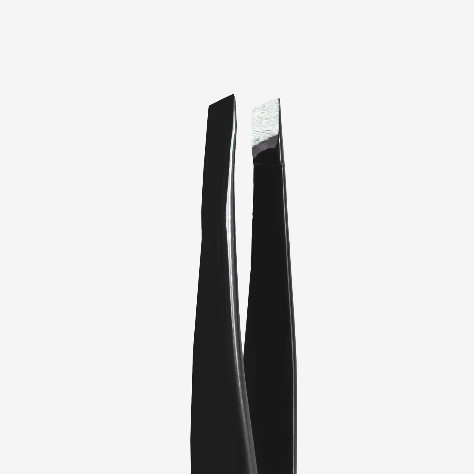 Пинцет для бровей Staleks Expert 11 TYPE 4b (узкие скошенные кромки), черный